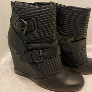 Women’s Trendy Black Moto Boot. Gently Used.